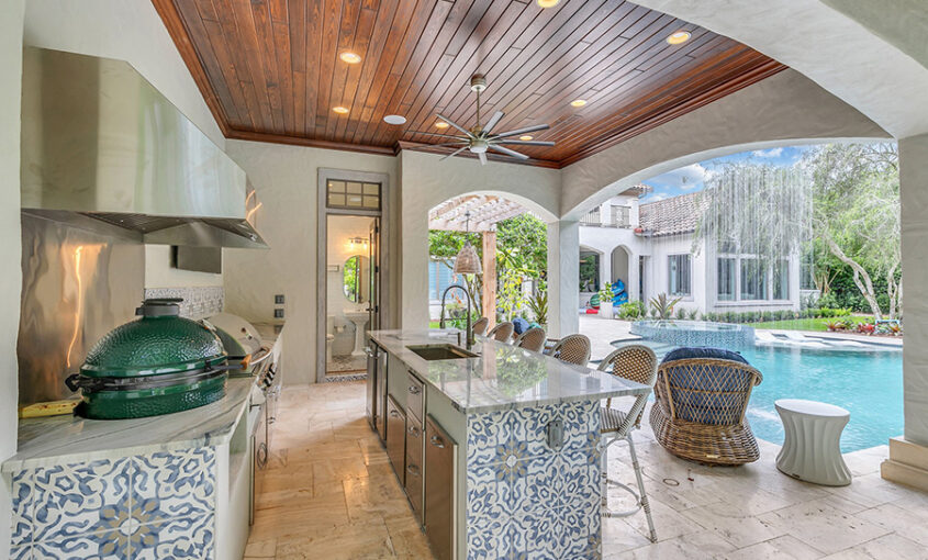 12 Reasons to Have a Kitchen in Your Florida Outdoor Living Space